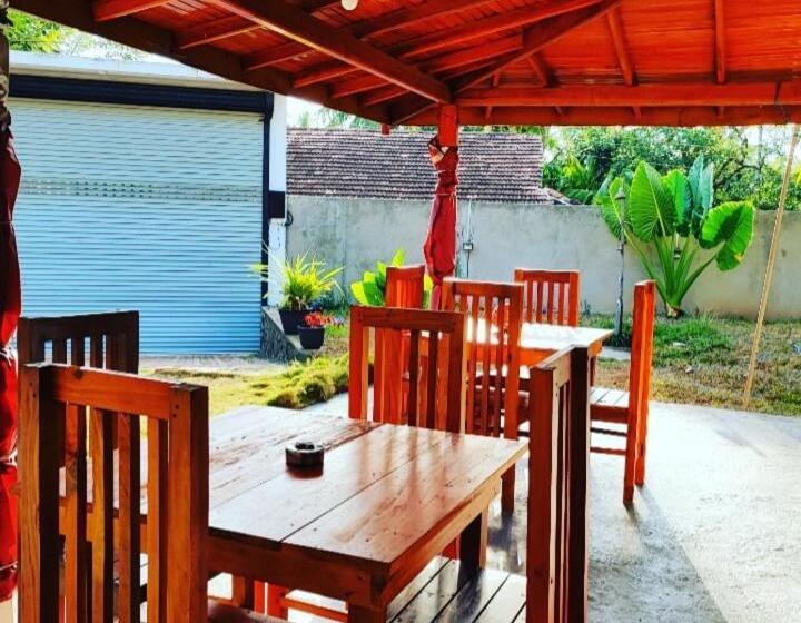 Номер Deluxe, Tharurashmi Sea Pond Villa & Surf Hostel   Hiriketiya