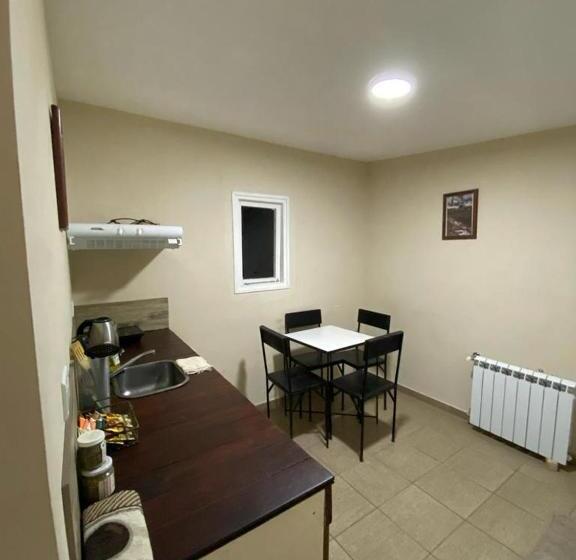 샬레, Hostel El Paredon