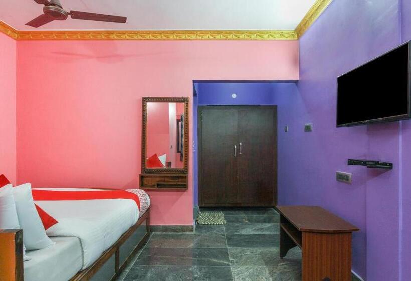 اتاق کلاسیک سه تخته, Oyo Flagship Madras Guest House