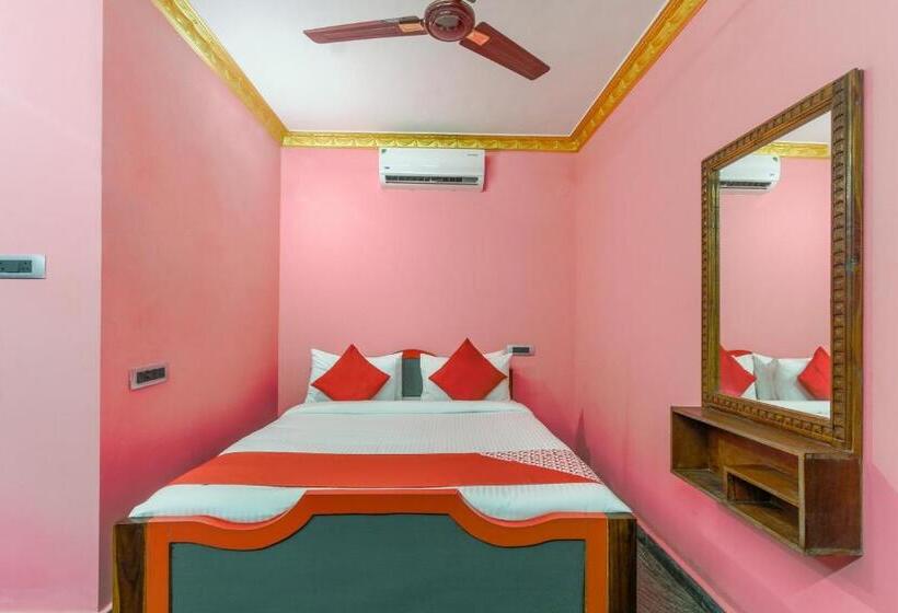 اتاق کلاسیک سه تخته, Oyo Flagship Madras Guest House