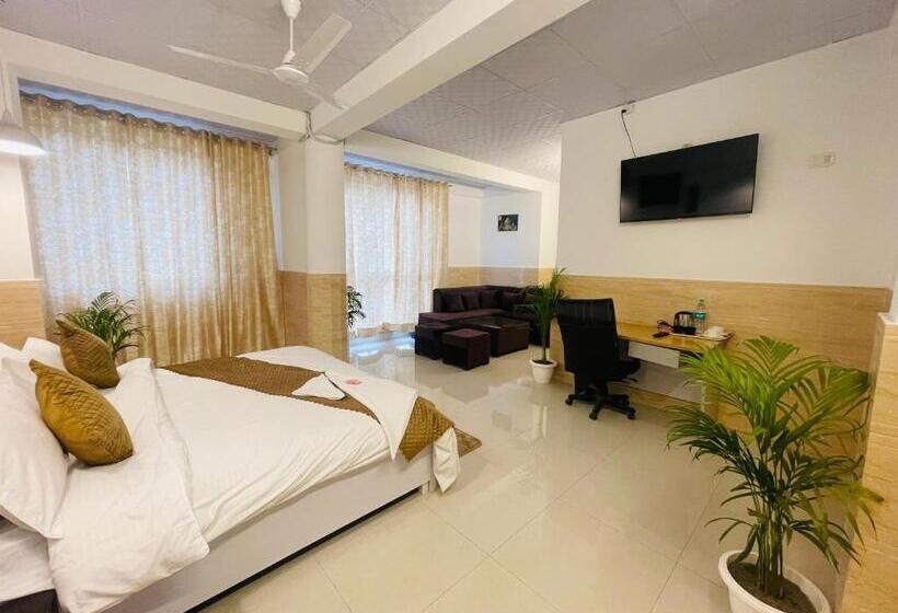 Люкс с Балконом, Relax In   Noida Sector 18