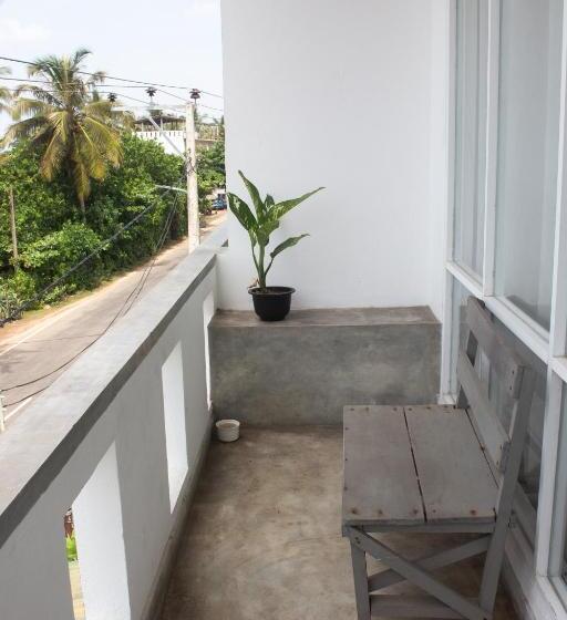 豪华海景房带阳台, The Stables Hotel Midigama