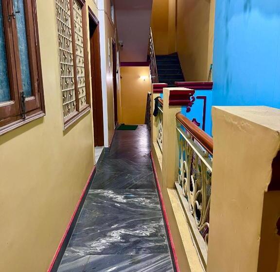 Номер Deluxe, Trilok Residency   Dashashwamedh Varanasi