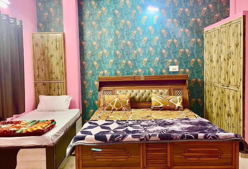 Трехместный Номер Superior, Trilok Residency   Dashashwamedh Varanasi