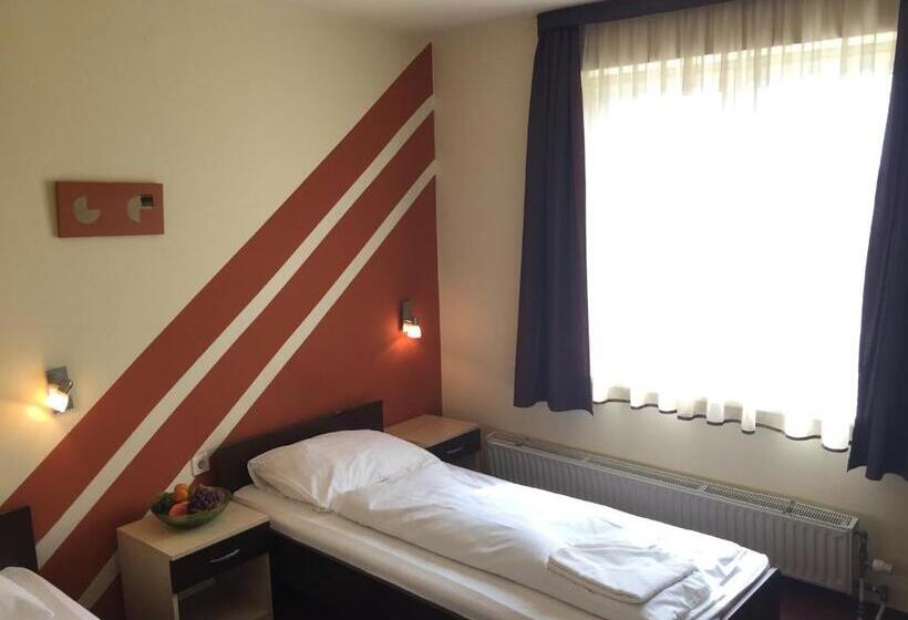 Четырехместный Номер Стандарт, City Hotel Agoston
