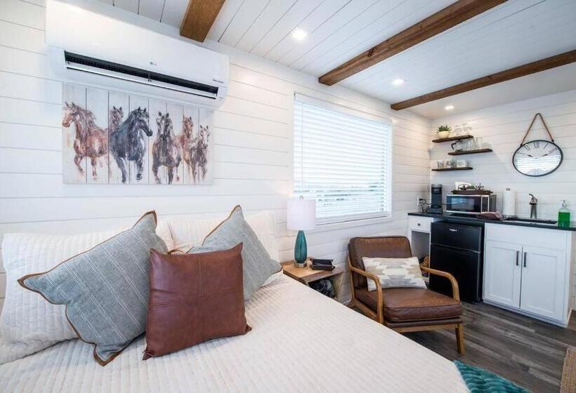 דירת חדר, New The Wild West Cozy Container Home