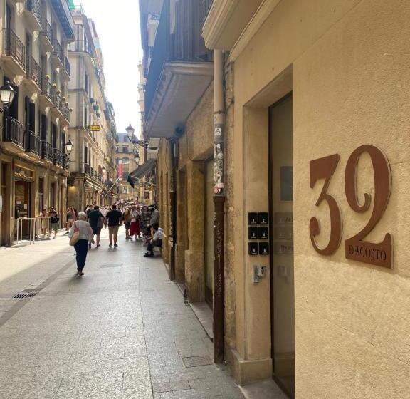 デラックスルーム, 32 De Agostos