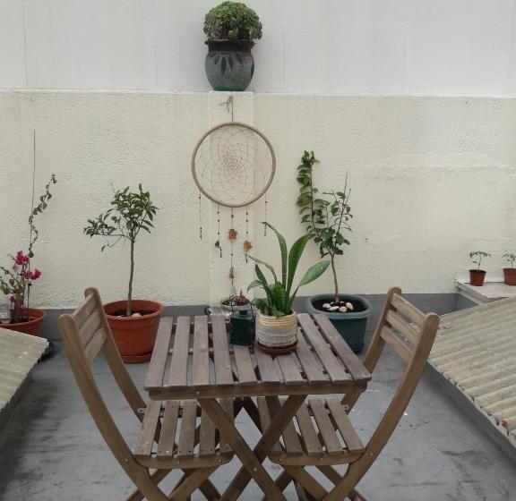 اتاق استاندارد با بالکن, 99 Flowers Flat