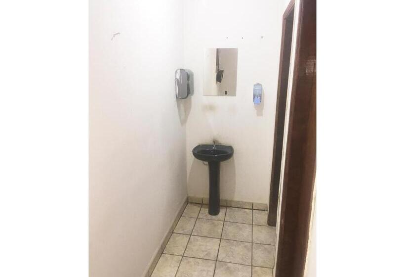 הכלכלה חדר לארבעה עם מקלחת משותפת, Atlantic Hotel   Campo Grande