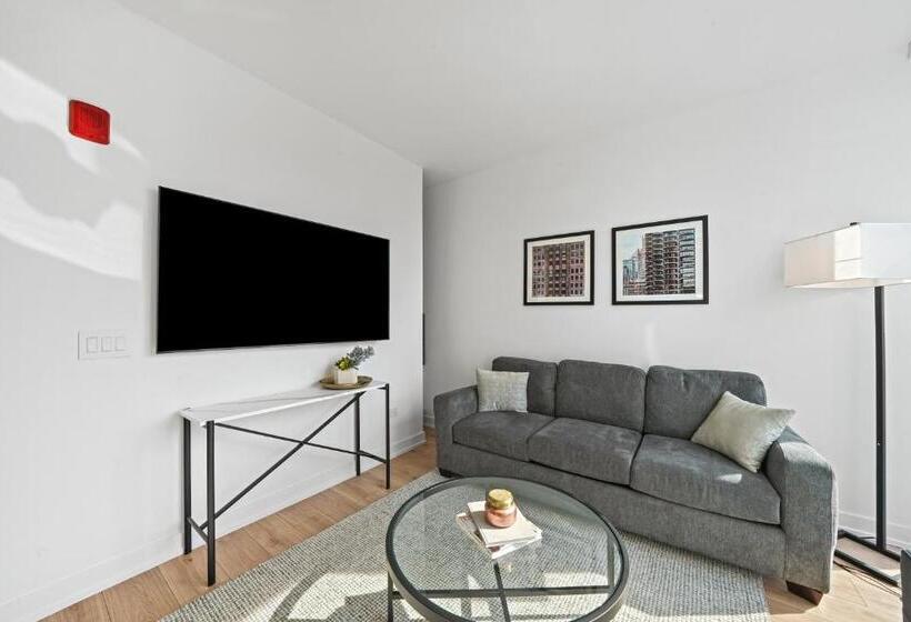 Suite, Level Chicago River North
