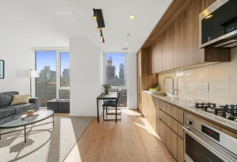 Suite, Level Chicago River North