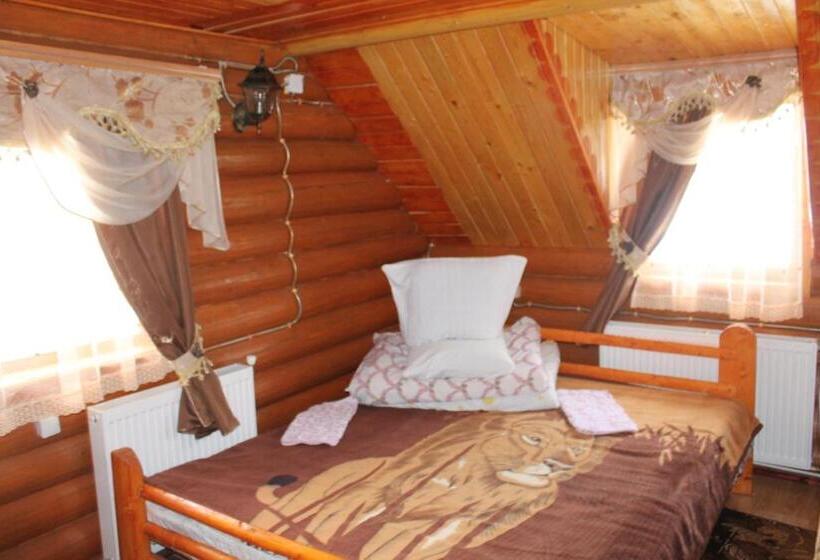 Трехместный Номер Стандарт с Балконом, Zustrizh U Leva