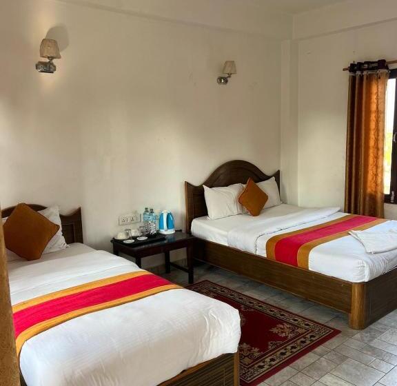 اتاق استاندارد با بالکن, Sauraha Bnb