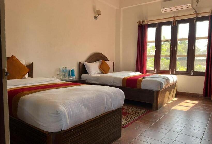 اتاق استاندارد با بالکن, Sauraha Bnb