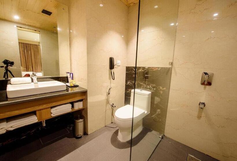 غرفة ديلوكس مزودة بشرفة, Naturevilas Sarovar Portico   Centrally Heated