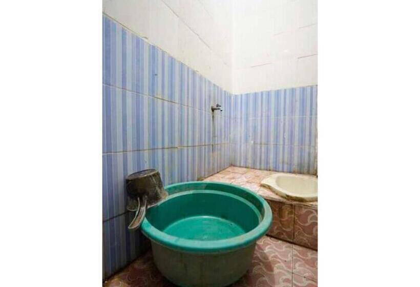 스탠다드 룸 킹사이즈 침대, Oyo Life 93061 Kost Vicky Syariah
