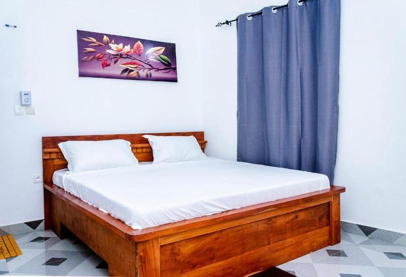 Economy Triple Room, The Champion Hôtel