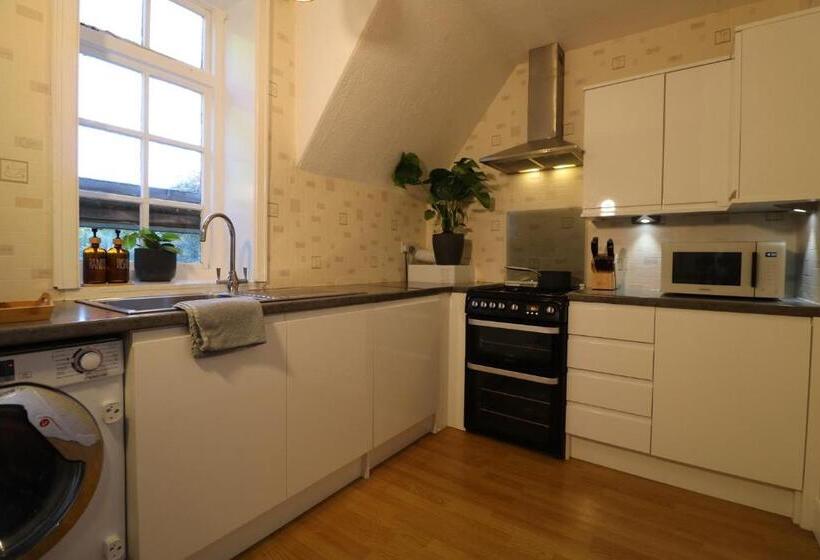اتاق خانوادگی با چشم‌انداز باغ, Mossley Hill Retreat