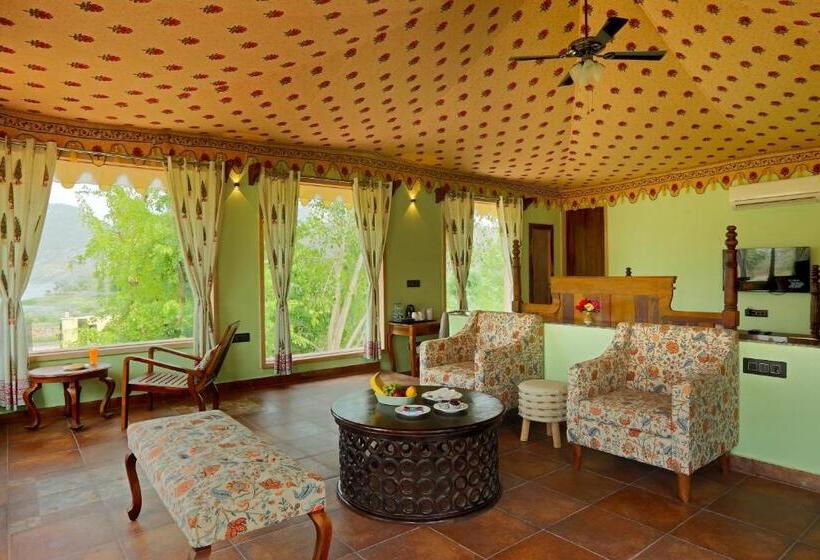 Suite with lake view, Ratan Villas Sariska