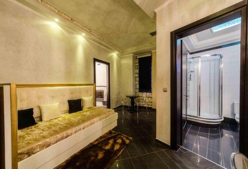اتاق لوکس سه تخته, Chateau Rond Boutique Hotel & Spa