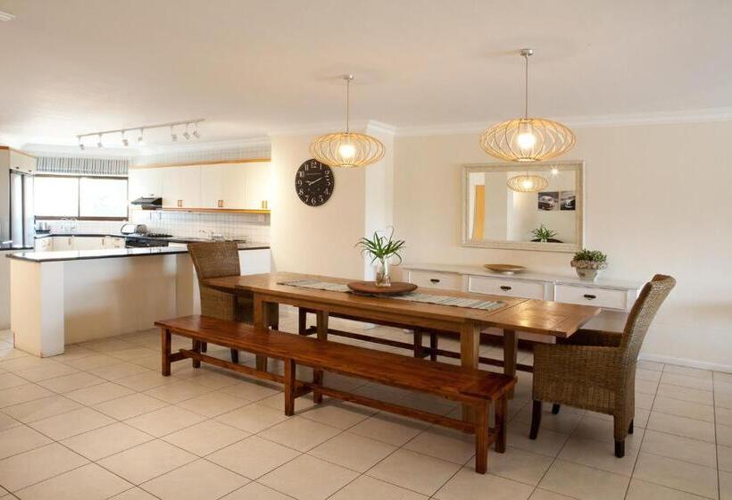 Апартаменты 3 Спальни Вид на Море, Plett Beachfront Accommodation