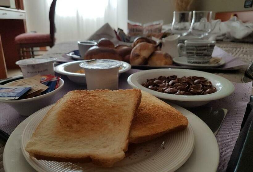 اتاق اکونومی یک تخته, Joy