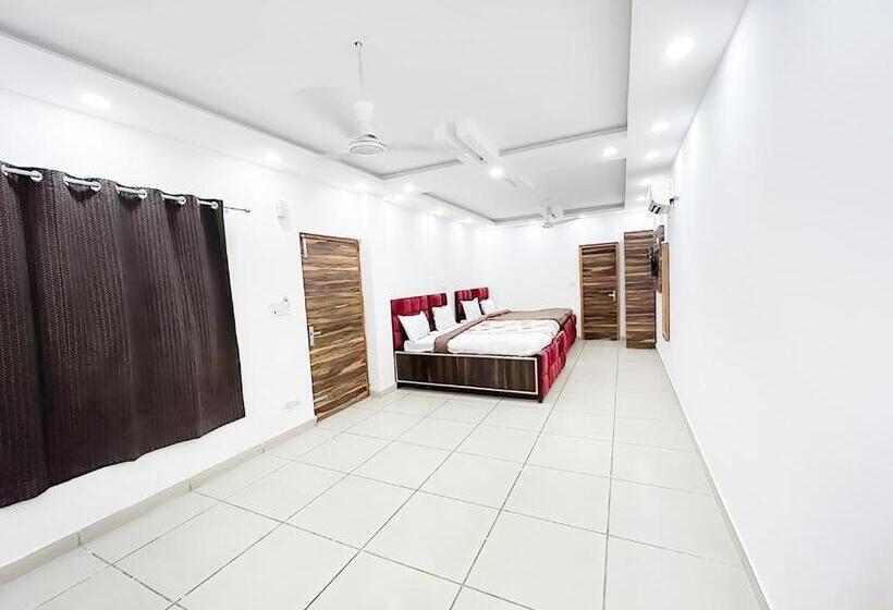 Номер Deluxe, Roomshala 154 Hotel Atharv