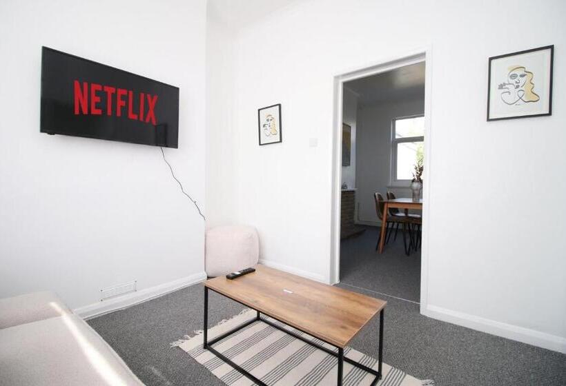 침실 1개 주택, Bristol Street | Cohost Partners