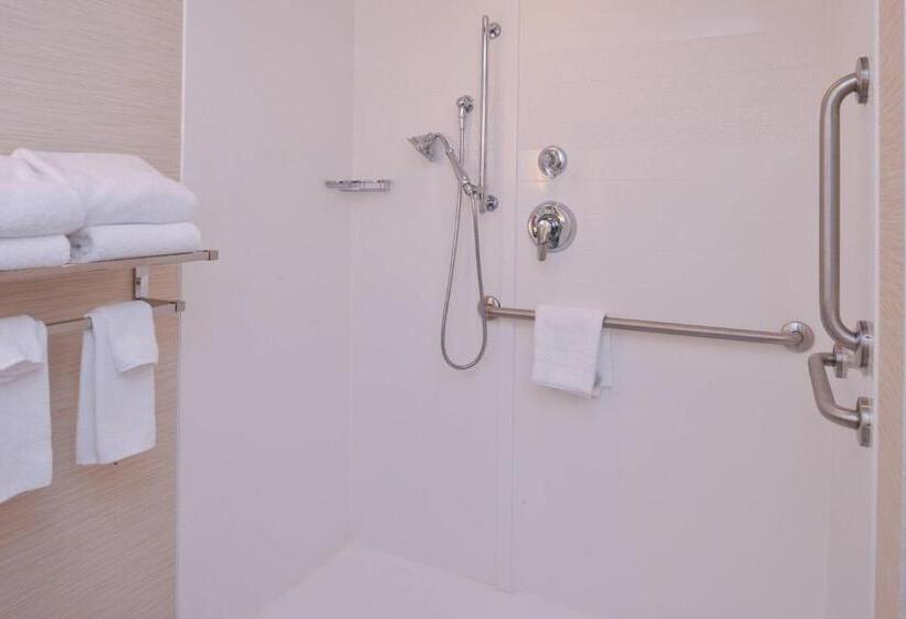 适合残疾人士使用的带超级大床的标准间, Fairfield Inn & Suites By Marriott Plymouth White Mountains
