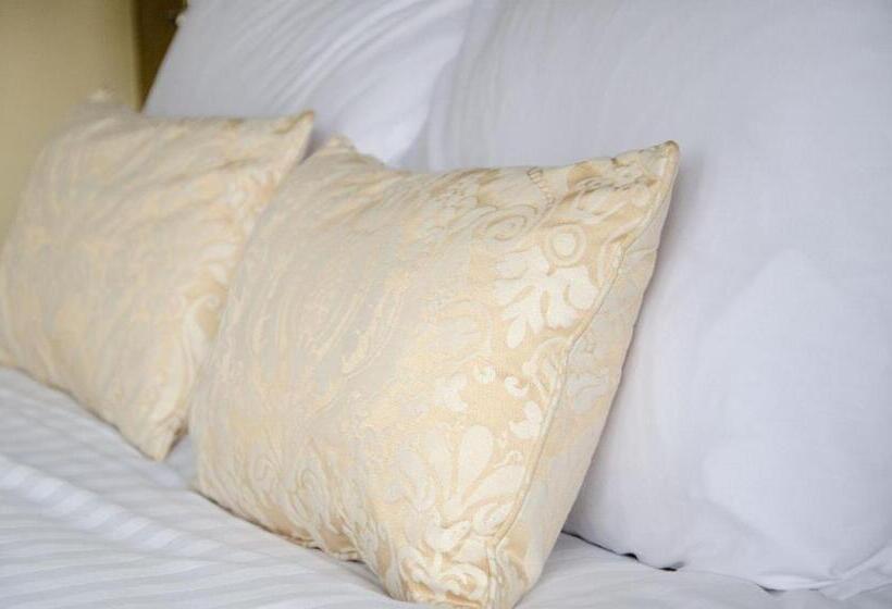 Deluxe Suite, The Lemonfield