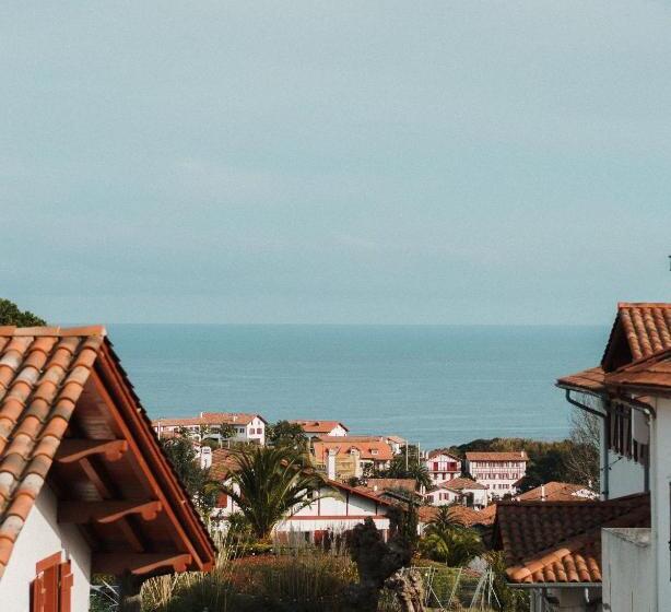 Полулюкс, Briketenia