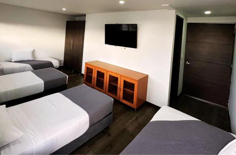 غرفة قياسية رباعية مزودة بشُرفة, Expo Hotel Ferial