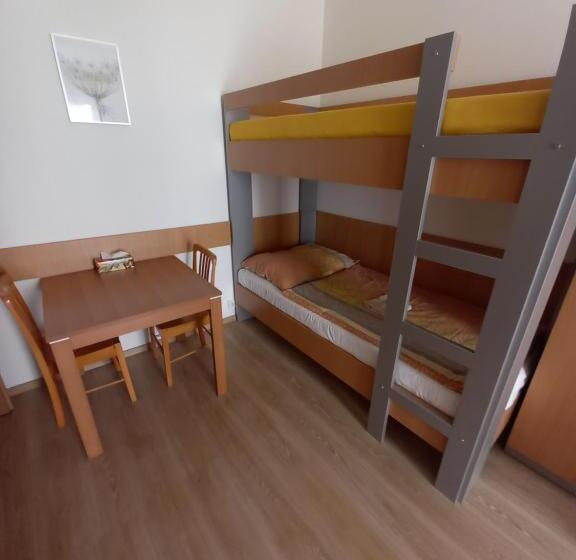 带阳台的三人标准间, Hostel Děčín
