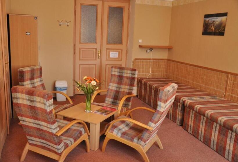 家庭房间共用浴室, Hostel Děčín