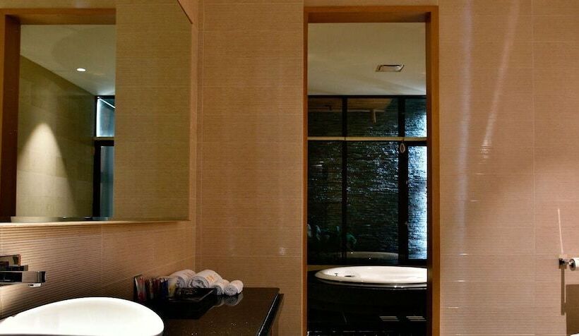 سوییت لوکس, Wehome Motel