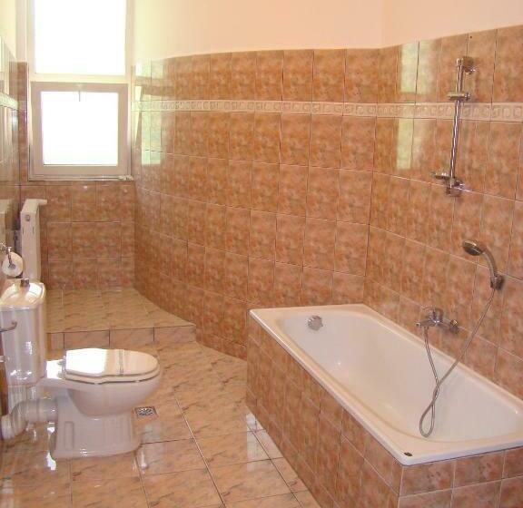 سوییت جونیور, Vila Carpathia