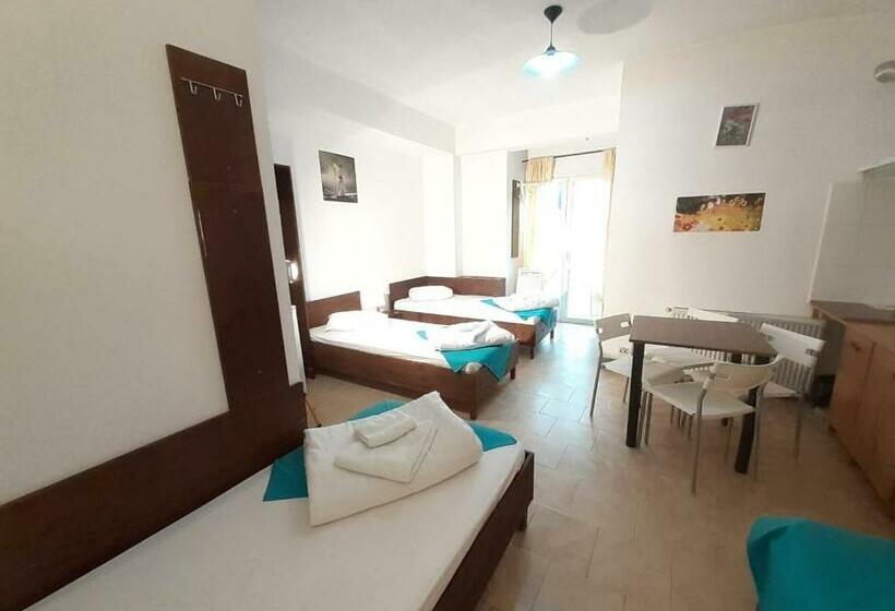 Четырехместный Номер Стандарт, Taxi Hostel