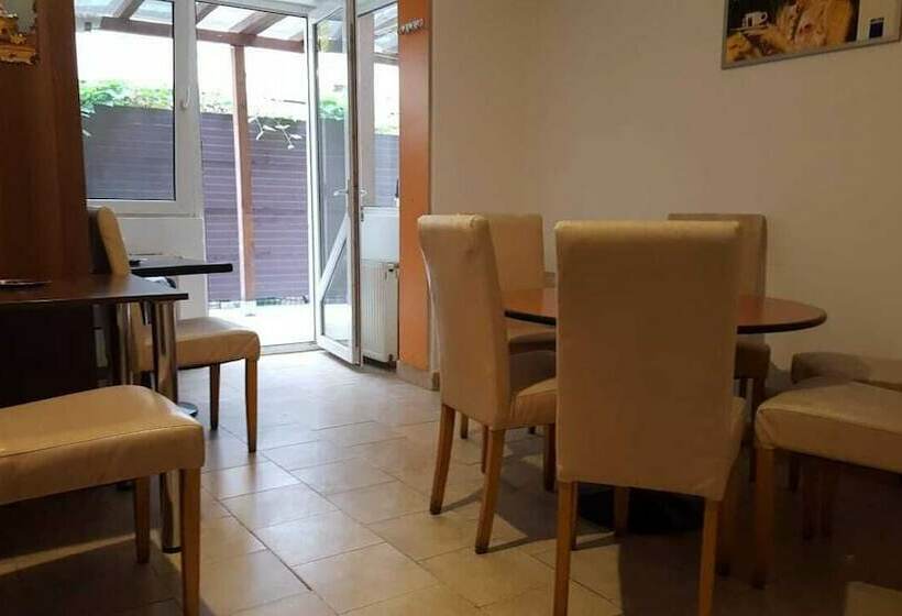 Номер Стандарт, Taxi Hostel