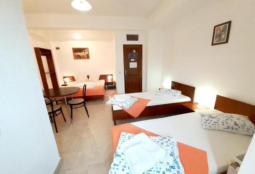 家庭间, Taxi Hostel