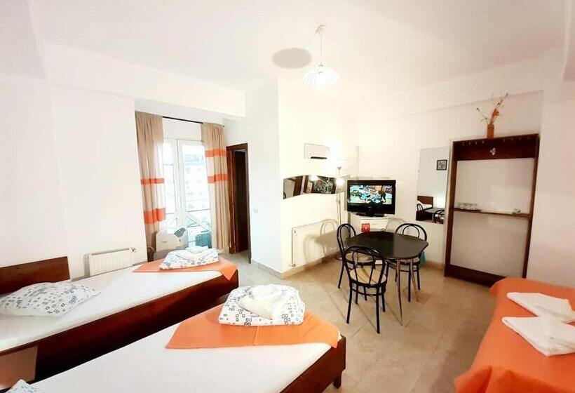 Семейный Номер, Taxi Hostel
