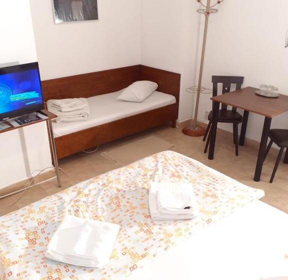 家庭间, Taxi Hostel