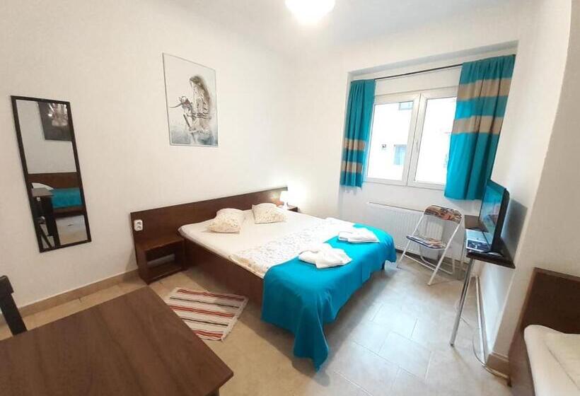 Семейный Номер, Taxi Hostel