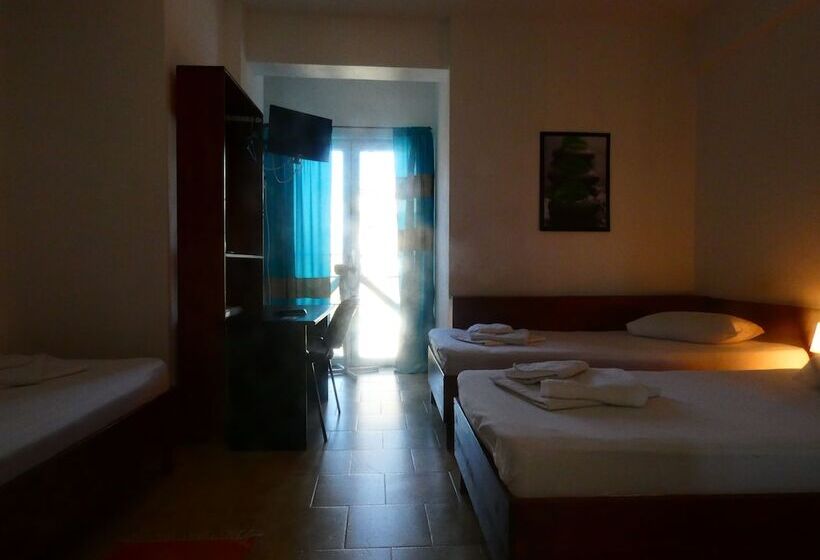 标准三人间, Taxi Hostel