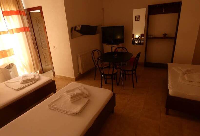 Четырехместный Номер Стандарт, Taxi Hostel