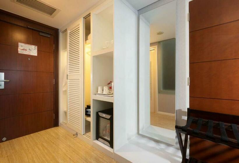 اتاق لوکس با چشم‌انداز دریاچه, Wyndham Panbil Batam