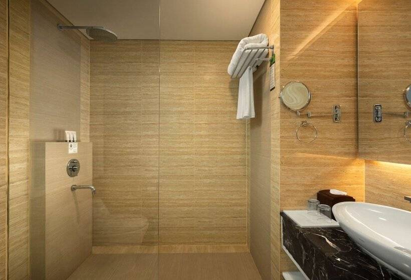 اتاق لوکس با چشم‌انداز دریاچه, Wyndham Panbil Batam