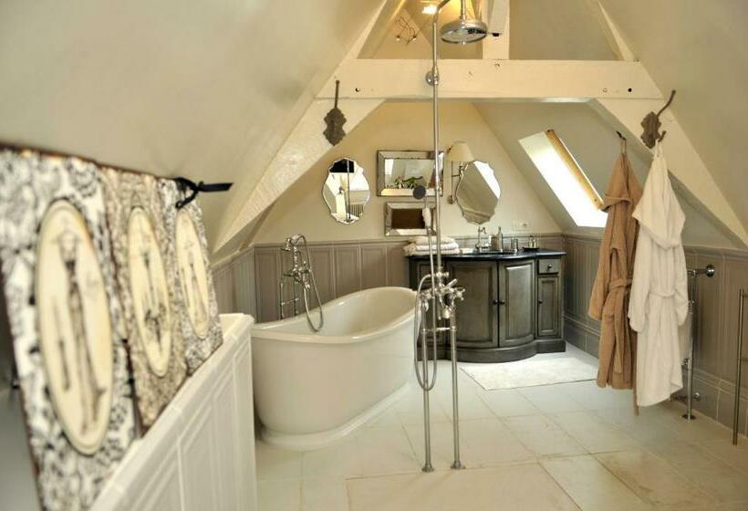 جناح إدارى, Bienvenue Chez Nous