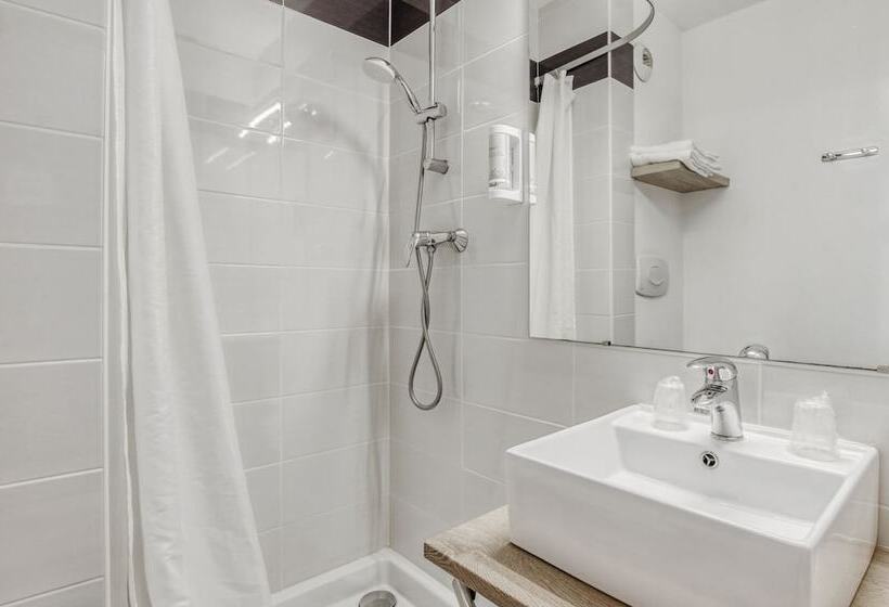Номер Стандарт Трехместный, Brit Hotel Clermont Lʼhérault