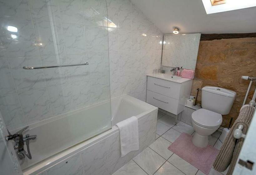 חדר משפחתי, Hôtel De France Et De Russie