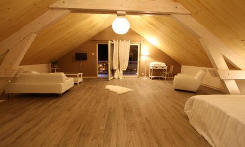 Люкс с Балконом, Chambres D'hôtes Couleurs Bois & Spa